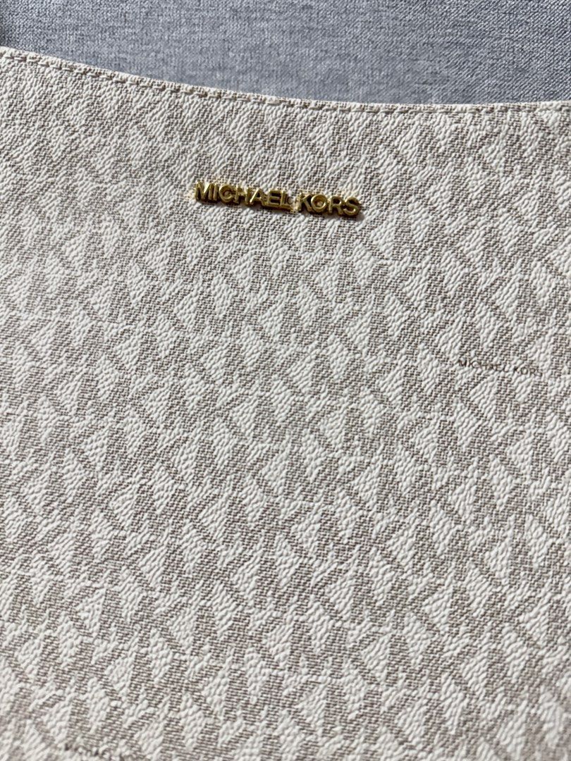 Jet Set Travel Large Logo Messenger Bag Large (Category: Luxury Bags & Wallets) located in Malabon City. Submitted by sheena1218 (Listing ID 1374636122, Image 3). Description: Jet Set Travel Large Logo Messenger Bag Large Vanilla Authentic, can present proof of purchase With tag and care card Brand new .