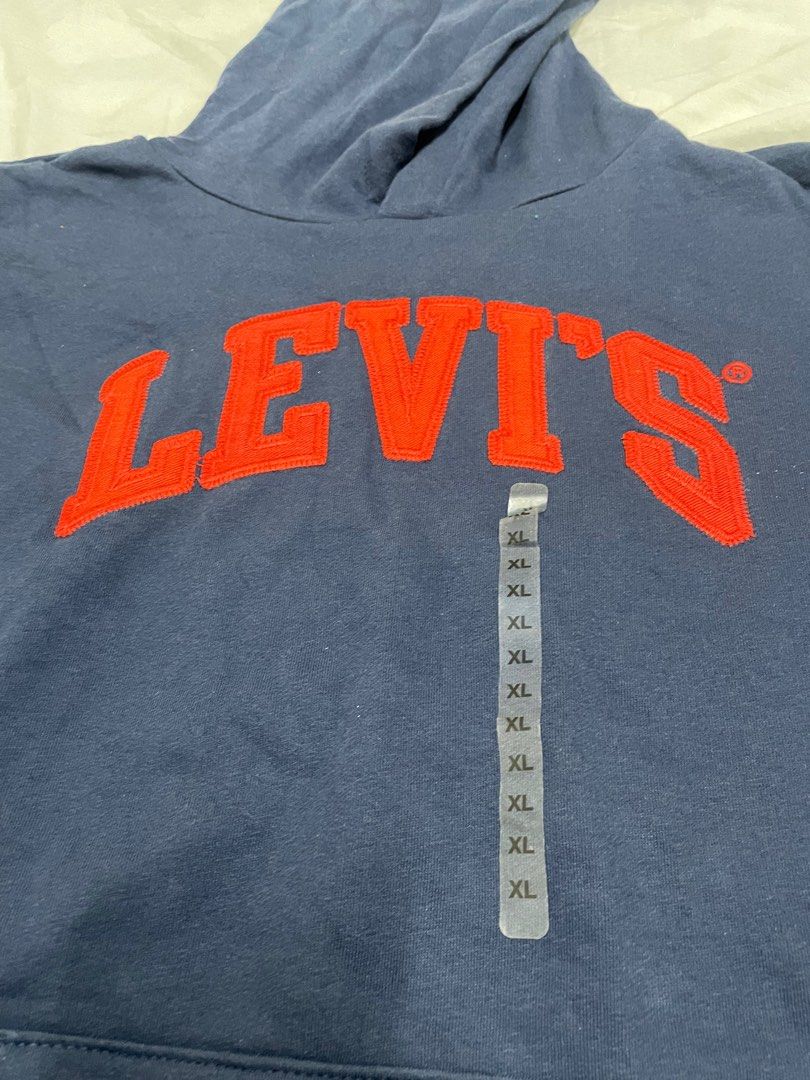 Levi's navy blue hoodie (Category: Coats, Jackets and Outerwear) located in Pateros City. Submitted by rdrd23 (Listing ID 1374653909, Image 3). Description: Original Levi's hoodie Never been used!! Mag tag price pa $48 dollars orig price 1,500.00 nalang po Rfs: hindi kasya sa akin.
