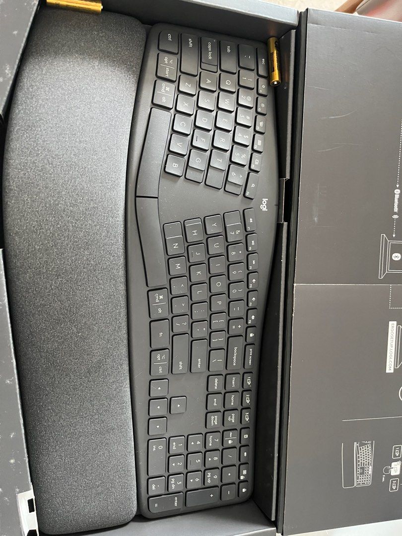 Logitech Keyboard ERGO K860 (Category: Computer Keyboard) located in Singapore. Submitted by dora.tao (Listing ID 1374528184, Image 2). Description: Only use 1-2 times.