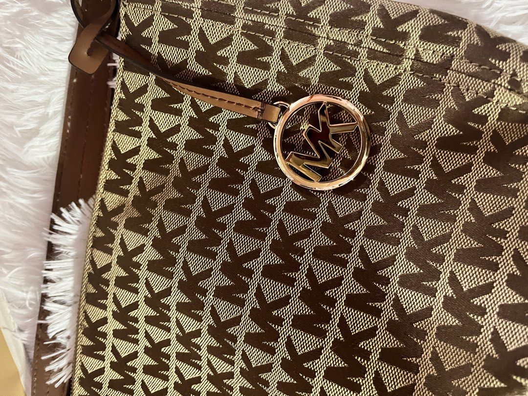 MK Bedford Crescent Shoulder Bag - BNEW (Category: Luxury Bags & Wallets) located in Naga. Submitted by soonhaoo (Listing ID 1374665691, Image 2). Description: PLS READ DETAILS! Strictly NO LOW BALLING 🚫 MK Bedford Shoulder bag Shopping bag included Free SF Original price: 18k Price negotiable.