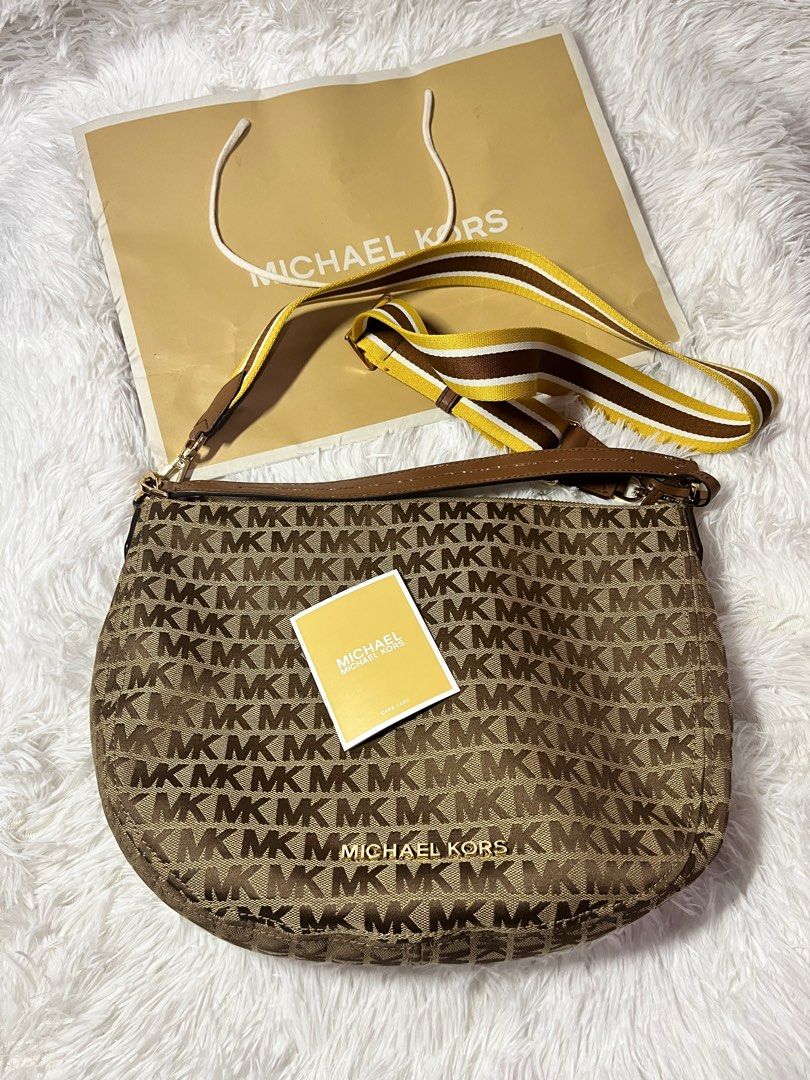 MK Bedford Crescent Shoulder Bag - BNEW (Category: Luxury Bags & Wallets) located in Naga. Submitted by soonhaoo (Listing ID 1374665691, Image 3). Description: PLS READ DETAILS! Strictly NO LOW BALLING 🚫 MK Bedford Shoulder bag Shopping bag included Free SF Original price: 18k Price negotiable.