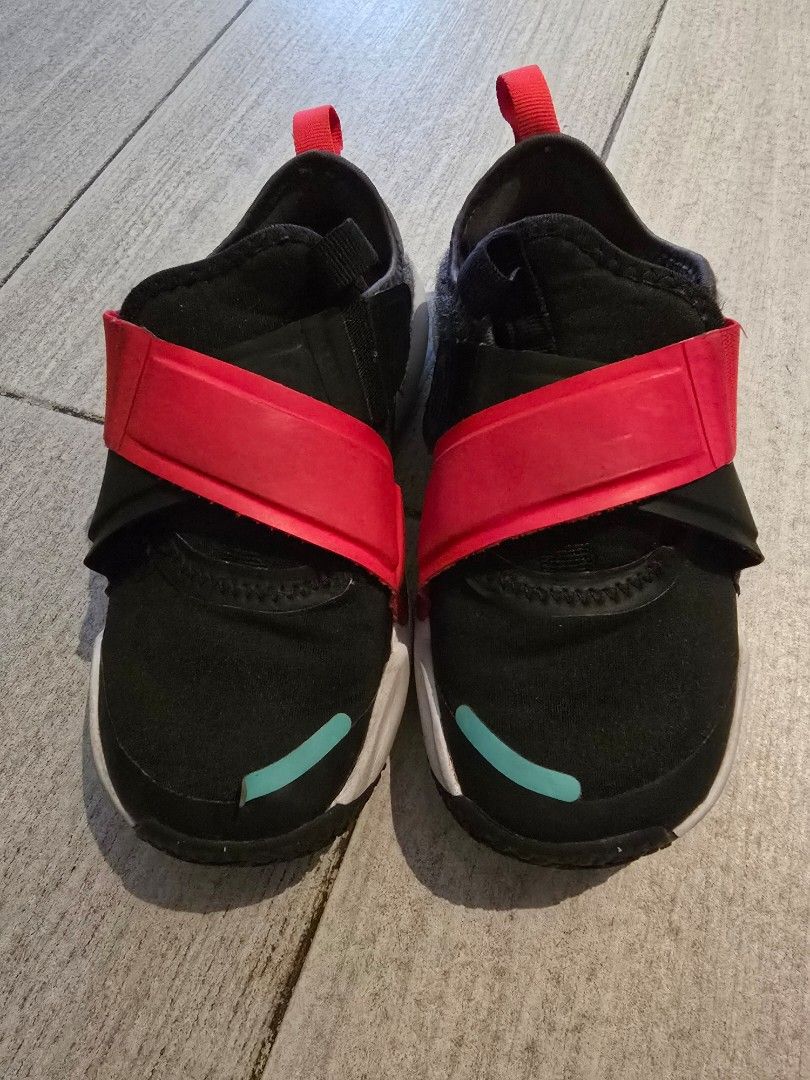 Nike Flex Advance Kids Shoes (Category: Babies & Kids Fashion) located in Valenzuela. Submitted by lgenn (Listing ID 1374612904, Image 1). Description: With signs of usage. Sticker in front (right shoe) starting to peel. See last pic. With box Size 13c.