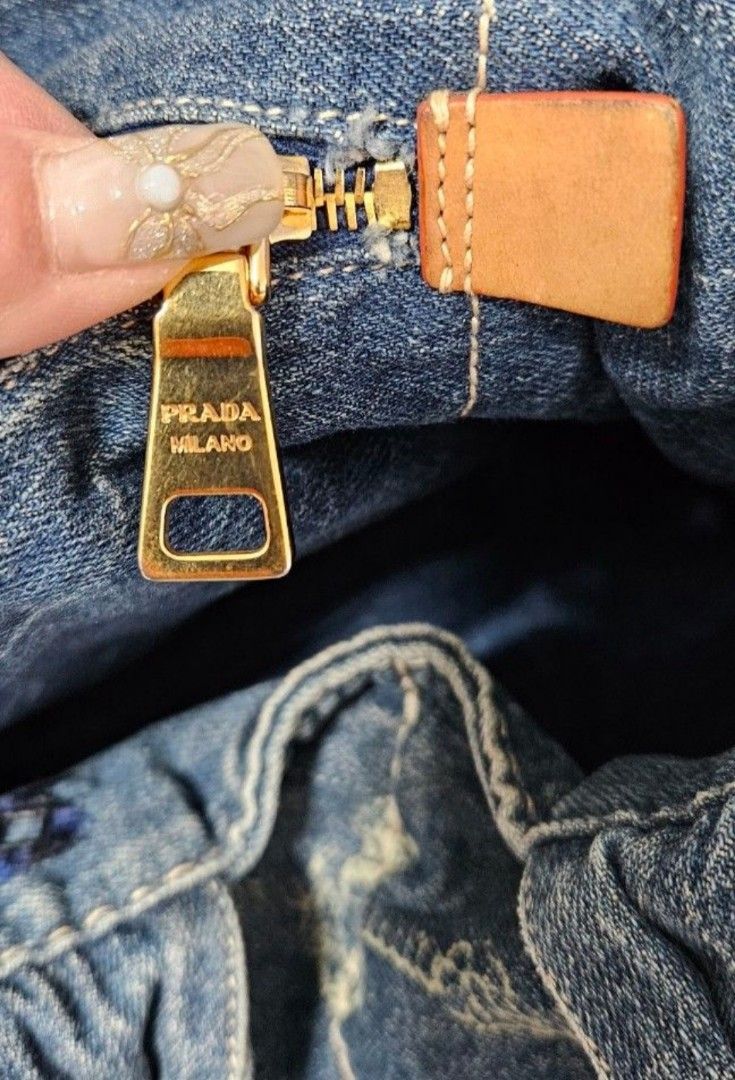 Prada （分類：手袋及銀包）位於 Hong Kong。 由 6happyrabbit 提交（商品編號 1374585258，圖片 3）。簡介： 正品Prada牛仔布袋 牛仔材質，有使用感，部分布料有磨損。大小約長35寬23高23cm。軟牛仔布材質，容量大。無咭無塵袋 ❌️不議價🗨。