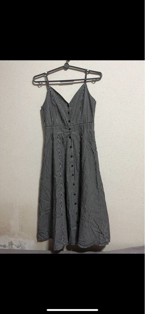 Preloved dresses (Category: Garage sale) located in Singapore. Submitted by justbehappy2day (Listing ID 1374640165, Image 3). Description: Price ranges from $4 to $15 Mostly in xs or s sizes (except 1st pc in M).