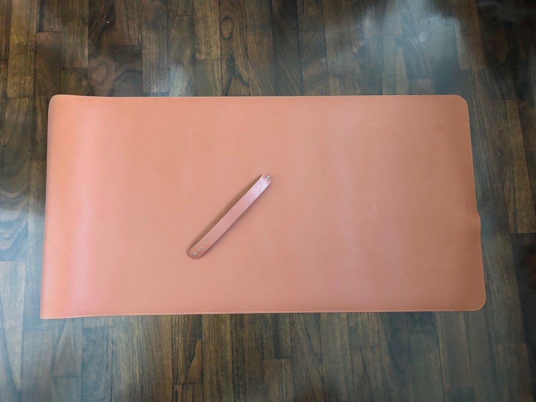 PU Leather Desk Mat Brown (Category: Mouse & Mousepads) located in Singapore. Submitted by latsryc (Listing ID 1374605995, Image 1). Description: used for 2-3 weeks but selling as i prefer a black one. measurements are around 78 cm x 39 cm, can see 2nd and 3rd pics. can roll it up so it becomes portable. good for study table. .