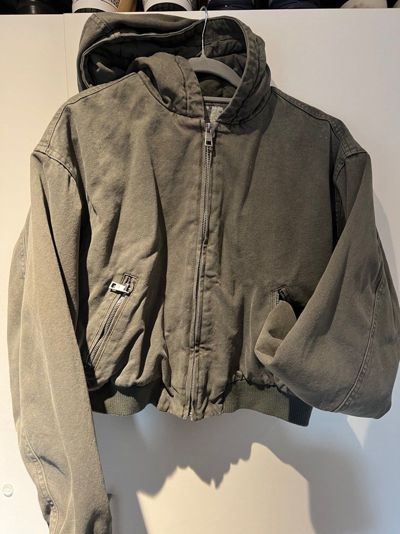 Pull & Bear Cropped Jacket (Category: Coats, Jackets and Outerwear) located in Kota Kinabalu. Submitted by sheera_l (Listing ID 1374619441, Image 2). Description: Green jacket.