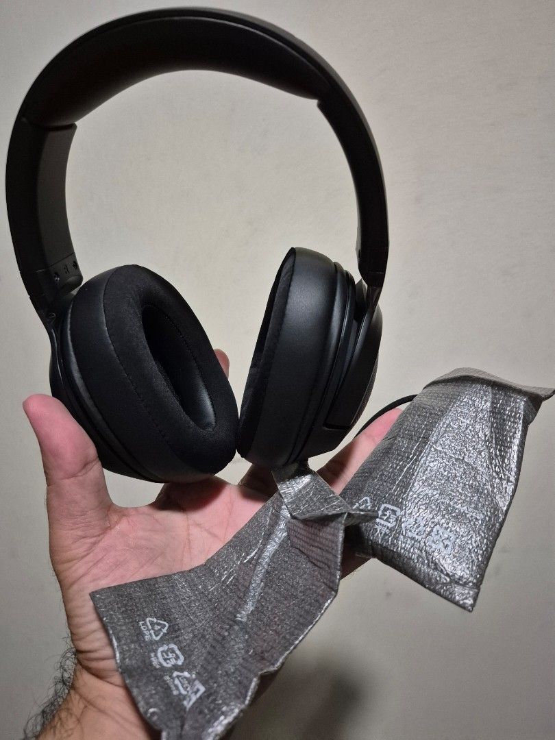 Razer RZ04-0375 (Category: Headphones & Headsets) located in Singapore. Submitted by amendozaj07588 (Listing ID 1374650748, Image 1). Description: Selling my Razer Wired Headset CONFIRMED Never been used. Box was thrown out coz suppose to send internationally but got other plans. WYSIWYG. $50 Meet up at Jurong Point mall.