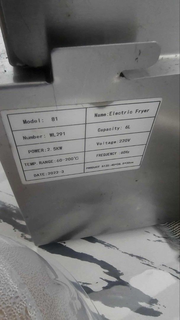 Single Deep fryer 6Liters (Category: Cookware & Accessories) located in Manila. Submitted by kenyuki2159 (Listing ID 1374581069, Image 3). Description: 6Liters capacity used for the bazaar but got an upgrade for 2 deep fryers Good condition.