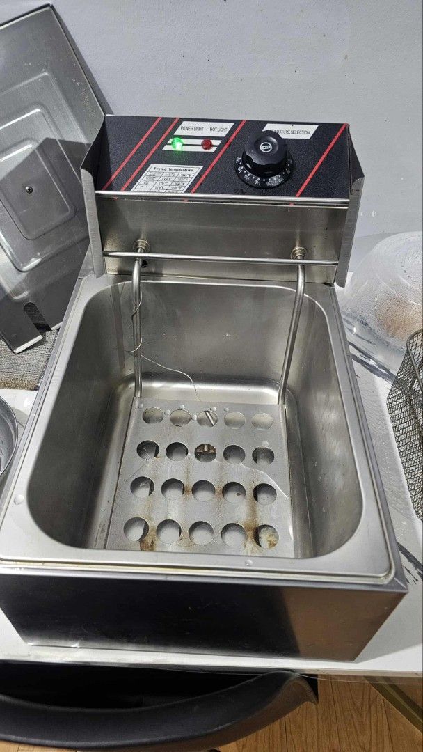 Single Deep fryer 6Liters (Category: Cookware & Accessories) located in Manila. Submitted by kenyuki2159 (Listing ID 1374581069, Image 1). Description: 6Liters capacity used for the bazaar but got an upgrade for 2 deep fryers Good condition.