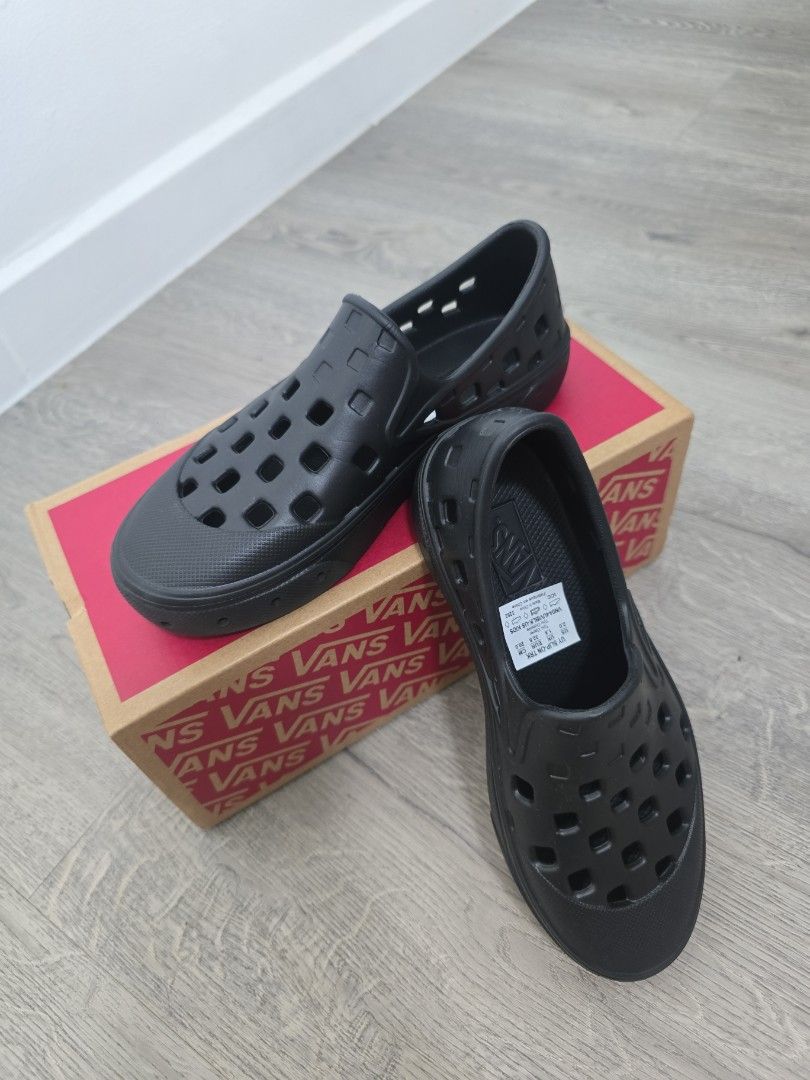 Slip-On Trk (Vans) (Category: Babies & Kids Fashion) located in Singapore. Submitted by nora7123 (Listing ID 1374549150, Image 1). Description: Brand New with Box Original Brand by VANS Never Use before Please arrange for collections Only serious buyers Negotiable.