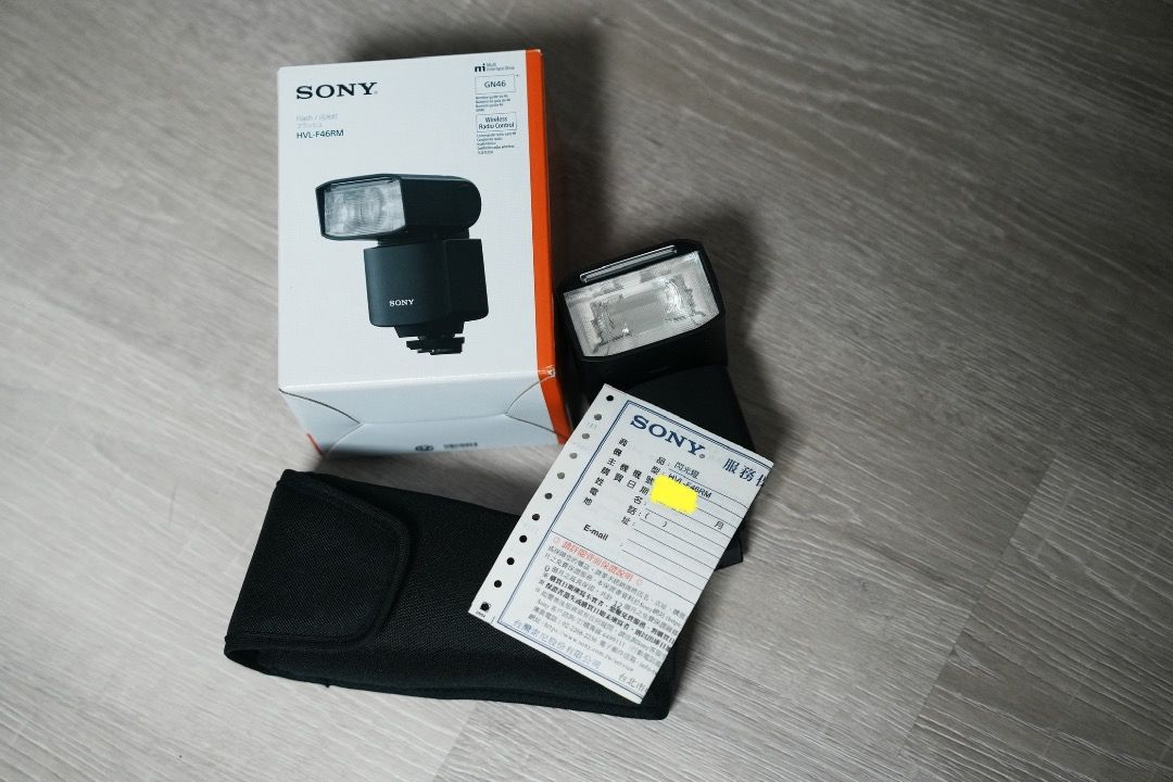 由 same333 (刊登 ID 1374641886，圖片 2) 提交，位於 台北市 (Taipei) 的 【清倉誠售】Sony GM2長焦＋蔡司25mm定焦＋原廠閃燈｜皆公司貨｜保卡盒裝齊 (類別：鏡頭及裝備)，說明：1. SONY FE 70-200mm F2.8 GM OSS II（GM2）公司貨 📦【盒裝完整｜附保卡｜近全新】 🌟 Sony G Master 系列旗艦長焦變焦鏡，重量大幅減輕、畫質與對焦表現再升級，旅拍與商業攝影必備。 鏡身近全新使用、光學無瑕，支援完整原廠保固。 ✅ 公司貨（非水貨） ✅ 原廠盒裝、保卡齊全 ✅ 鏡身與腳架環狀況極佳，無明顯使用痕跡 💰 建議售價：NT$65,000 （參考全新品約 NT$75,000） 2. ZEISS Batis 25mm F2（Sony E接環） 📷【90%新｜附遮光罩+原廠盒裝】 🌀 蔡司自家電子定焦廣角鏡，輕巧好攜帶，特有 T* 鍍膜與OLED電子距離顯示，畫質通透極佳。 外觀有微使用痕跡，但無撞傷、無光學瑕