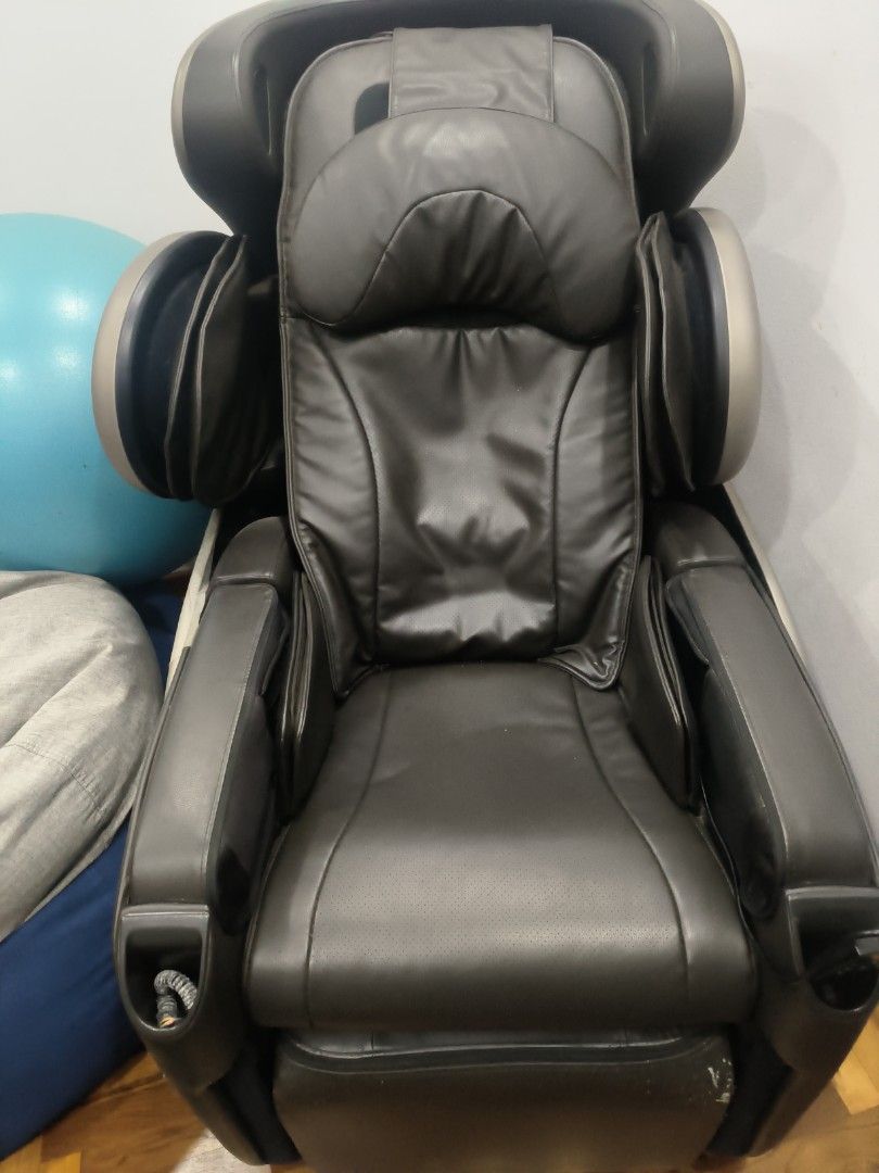 Udivine osim massage chair (Category: Garage sale) located in Singapore. Submitted by lovelycarrot7 (Listing ID 1374513284, Image 1). Description: in working condition, slightly have cat scratches, not for fussy buyer as I have cats at home ..selling fast for clearing up space , self collection own transport. ( price negotiable).