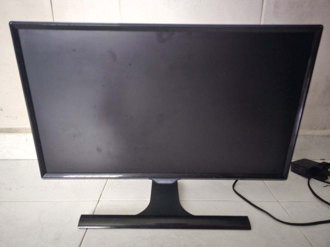 Used Samsung monitor (Category: Monitor Screens) located in Singapore. Submitted by jeffreyfcs (Listing ID 1374529034, Image 1). Description: used monitor 1080p 60hz everything is working fine with no burn mark or dead pixel model is on 2nd photo rfc : upgrade to new monitor open to nego for quick deal.