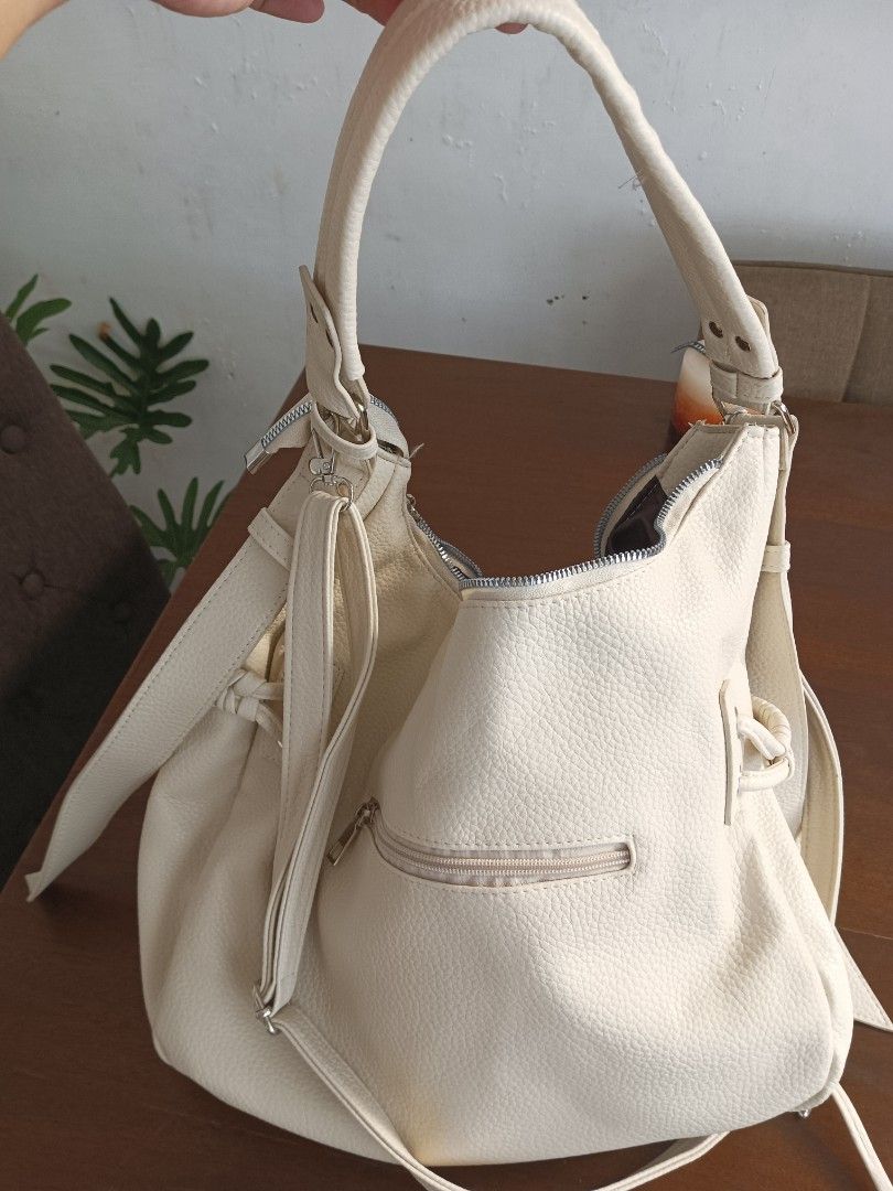 White soft leather bag (Category: Shoulder Bags) located in Rizal. Submitted by lest_shop (Listing ID 1374693375, Image 2). Description: Selling an almost brand new bag, from the US..
