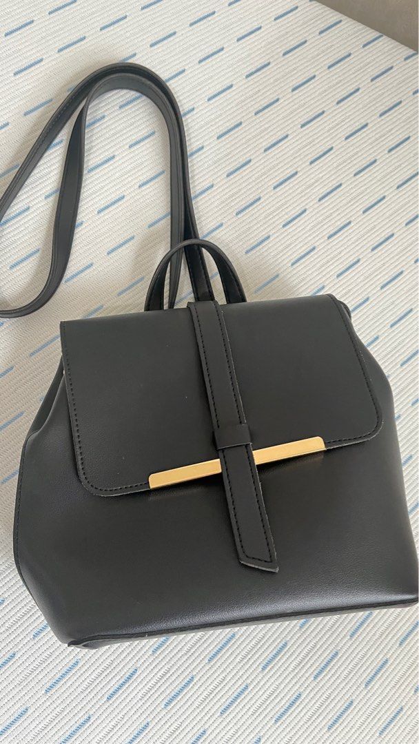 2 way black bag | backpack / crossbody | (Category: Backpacks) located in Makati City. Submitted by declutter.makati (Listing ID 1374724887, Image 1). Description: 📍Makati On hand and ready for pick up SF is c/o by the buyer MOP: Gcash, Unionbank, or Metrobank.