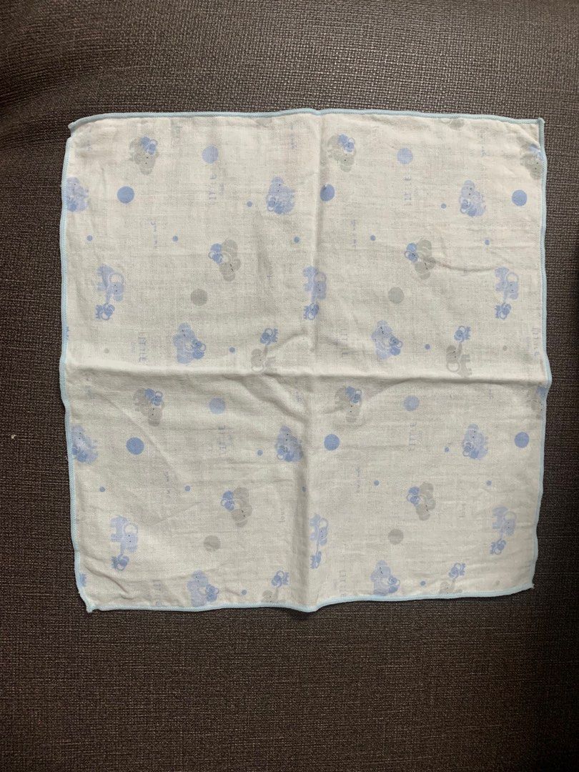 由 fover187 (刊登 ID 1374698512，圖片 2) 提交，位於 台中市 (Taichung) 的 麗嬰房紗布巾一組 (類別：換片墊及相關用品)，說明：全新紗布巾三件一組。