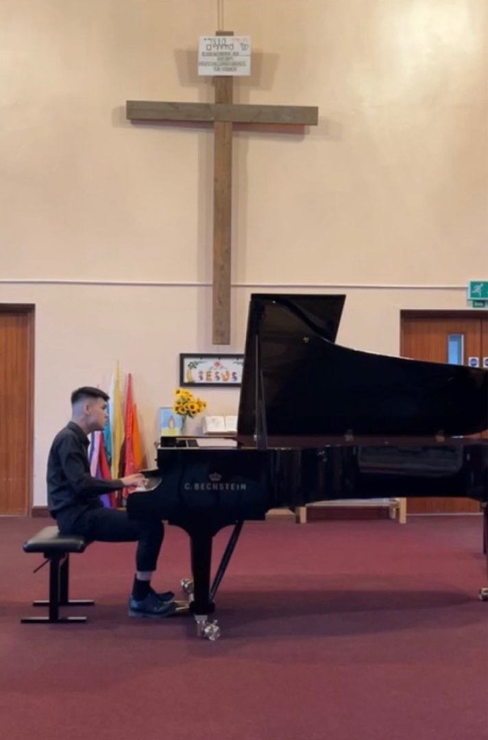 Looking for piano students! A locally trained British pianist and piano teacher trains with British teaching methods and efficient approaches.62859980928001114