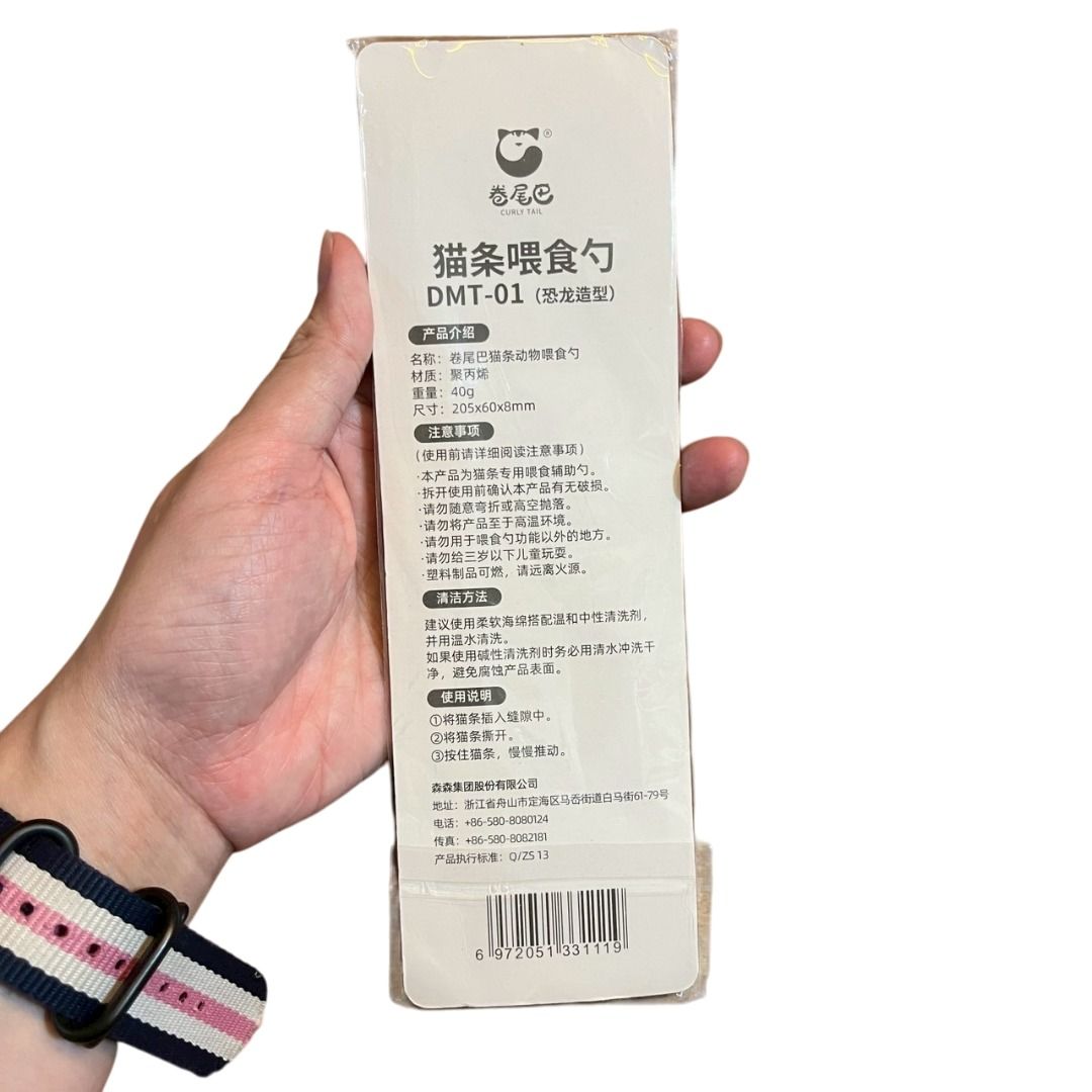 由 straygohome (刊登 ID 1374747826，圖片 3) 提交，位於 新北市 (New Taipei) 的 ❮全新❯ 捲尾巴 貓奴推薦必備 貓條餵食器 肉泥餵食勺 寵物肉泥 寵物湯匙 肉泥勺 貓咪肉泥勺 寵物流質零食 餵食勺 (類別：寵物及其他)，說明： 臺北市動物之家 毛色 黃虎斑公貓 名字 布丁 ❮ 領養文 ❯ 我是長期救援流浪狗、流浪貓的愛心志工，現在在臺北市動物之家有一窩小貓，其中一隻黃虎斑小公貓正眨著琥珀色的大眼睛等待命運轉機——我們叫他「布丁」，這個名字源自他柔軟如焦糖布丁的毛色，以及遇險那天的奇蹟。 幾天前，正是這個勇敢的小老么踉蹌衝出巷子，在車流前驚險翻滾，才讓路人發現暗處凍得發抖的同一窩小貓。布丁用一場冒險拯救全家，如今卻成了動物之家最黏人的小太陽：他會把玩具叼到你腳邊邀玩，深夜用呼嚕聲當催眠曲，更擅長「踩麵團式按摩」，軟綿綿的肉球精準按壓你的疲憊穴位。 當你蹲下時，他會用腦袋頂開你的手心，喉嚨發出咕嚕咕嚕的宇宙共鳴，尾巴高高豎起像根小釣竿，彷彿在釣一