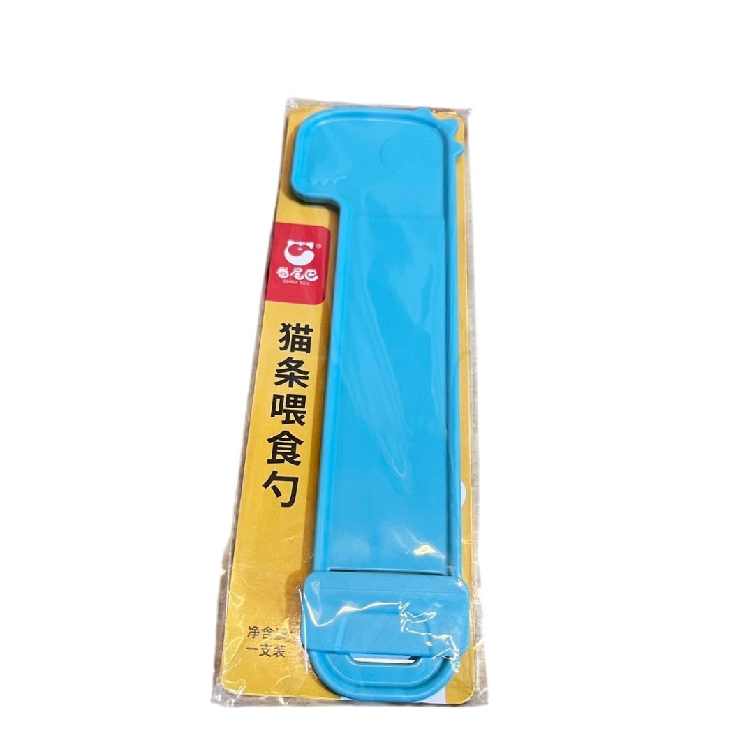 由 straygohome (刊登 ID 1374747826，圖片 1) 提交，位於 新北市 (New Taipei) 的 ❮全新❯ 捲尾巴 貓奴推薦必備 貓條餵食器 肉泥餵食勺 寵物肉泥 寵物湯匙 肉泥勺 貓咪肉泥勺 寵物流質零食 餵食勺 (類別：寵物及其他)，說明： 臺北市動物之家 毛色 黃虎斑公貓 名字 布丁 ❮ 領養文 ❯ 我是長期救援流浪狗、流浪貓的愛心志工，現在在臺北市動物之家有一窩小貓，其中一隻黃虎斑小公貓正眨著琥珀色的大眼睛等待命運轉機——我們叫他「布丁」，這個名字源自他柔軟如焦糖布丁的毛色，以及遇險那天的奇蹟。 幾天前，正是這個勇敢的小老么踉蹌衝出巷子，在車流前驚險翻滾，才讓路人發現暗處凍得發抖的同一窩小貓。布丁用一場冒險拯救全家，如今卻成了動物之家最黏人的小太陽：他會把玩具叼到你腳邊邀玩，深夜用呼嚕聲當催眠曲，更擅長「踩麵團式按摩」，軟綿綿的肉球精準按壓你的疲憊穴位。 當你蹲下時，他會用腦袋頂開你的手心，喉嚨發出咕嚕咕嚕的宇宙共鳴，尾巴高高豎起像根小釣竿，彷彿在釣一