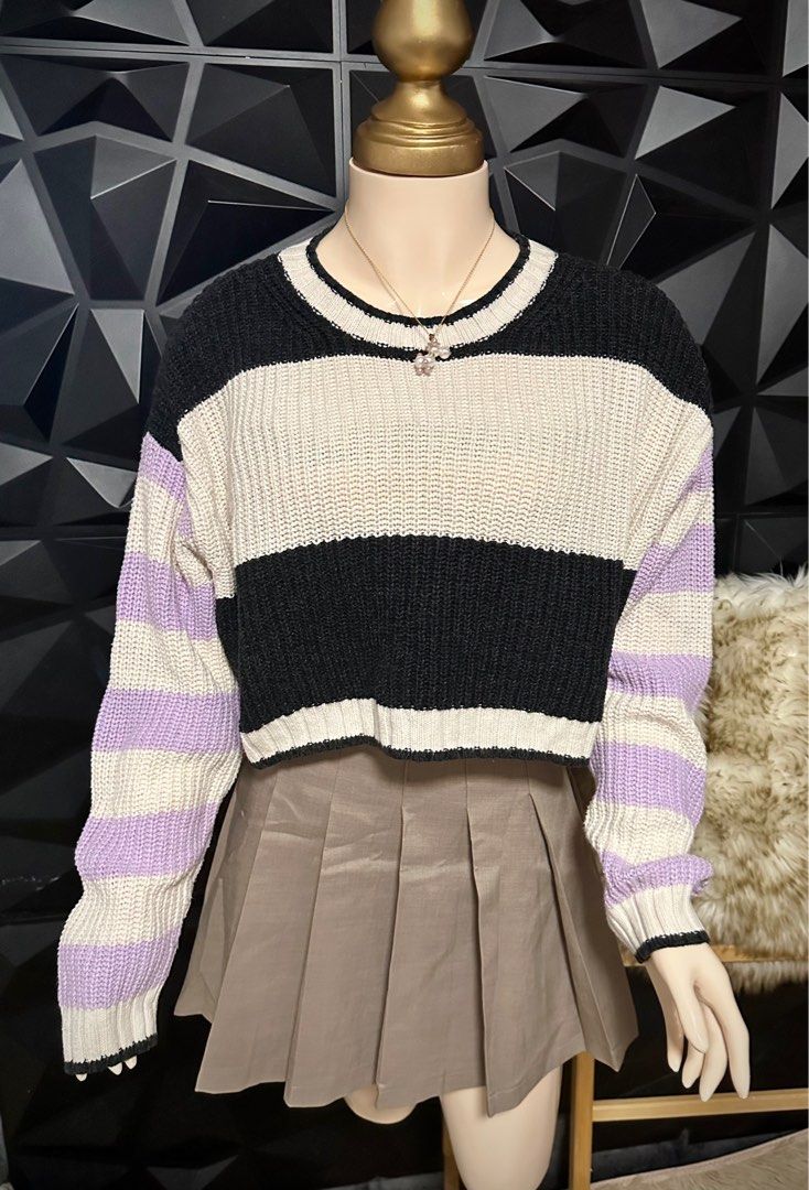 American Eagle Chunky Cropped Knit Sweater (M-L) (Category: Longsleeves) located in San Juan City. Submitted by petitboop (Listing ID 1374871630, Image 2). Description: Bust: 57” Length: 15.5” Sleeves: 30” Fits Medium to Large frames. Oversized fit. Super cozy! Lowballers will be ignored. Loc: San Juan MM MOP: GCash/Maya (PAYO) MOD: Lalamove, Grab (buyer will handle the booking.) If you opt for J&T or LBC, kindly give me at least 1-2 days allowan