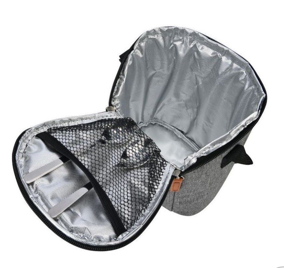 Bonbijou Double Bottle Insulated Bag (Category: Other Babies Going Out Needs) located in Singapore. Submitted by lovellage (Listing ID 1374764113, Image 3). Description: Perfect to bring out and hang on stroller. Hot sunny days? Fret not! Our BPA and Phthalate free double bottle insulated bag keeps your little one’s milk, beverages and snacks cool and fresh for 2-3 hours. Of course, it can also keep your hot beverages warm! Made for parents who a