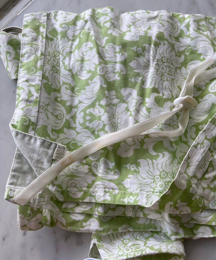 Breastfeeding Nursing Cover (Category: Breastfeeding & Bottle Feeding) located in Singapore. Submitted by chch12 (Listing ID 1374710592, Image 3). Description: Has plastic stiffener around the neck so it does not smoulder / easy to see the baby. Neck and back sash length adjustable Comes with cover, easy to wash & pretty..