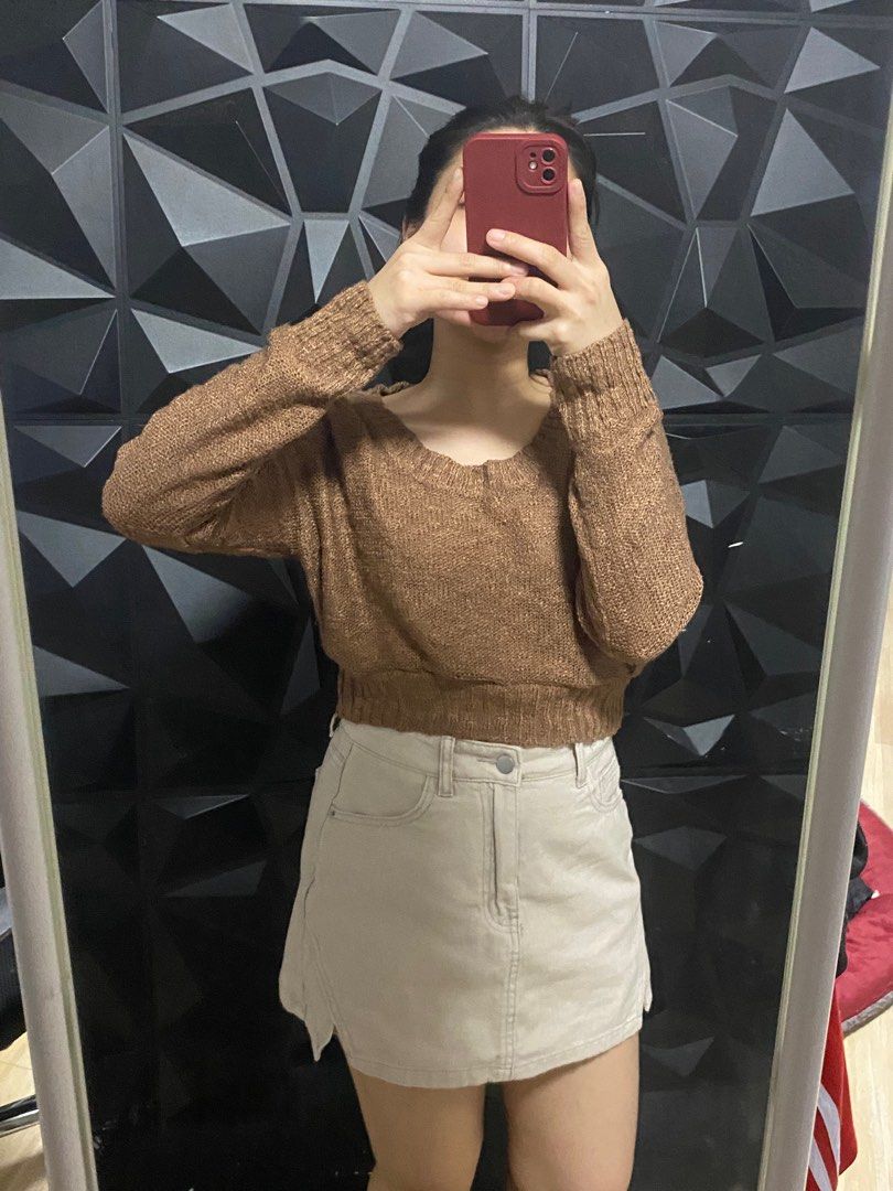 Brown Roundneck Cropped Sweater (XS-S) (Category: Longsleeves) located in San Juan City. Submitted by petitboop (Listing ID 1374871252, Image 1). Description: Bust: 36” Length: 15” Sleeves: 23” Fits XS to Small frames. Loc: San Juan MM MOP: GCash/Maya (PAYO) MOD: Lalamove, Grab (buyer will handle the booking.) If you opt for J&T or LBC, kindly give me at least 1-2 days allowance to ship out your parcel..