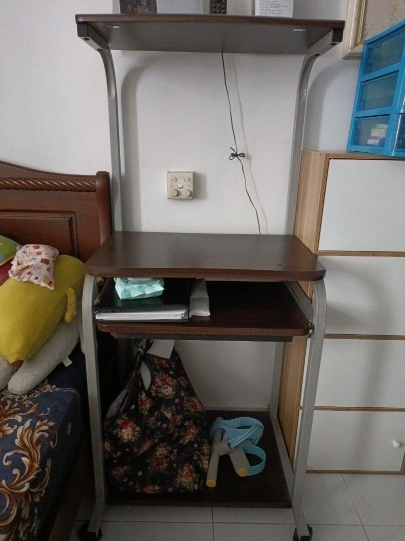 Computer Table (Category: Other Home Furniture) located in Singapore. Submitted by Sashu (Listing ID 1374715016, Image 1). Description: Lightly used computer table, still in very good condition. Arrange for own delivery!.