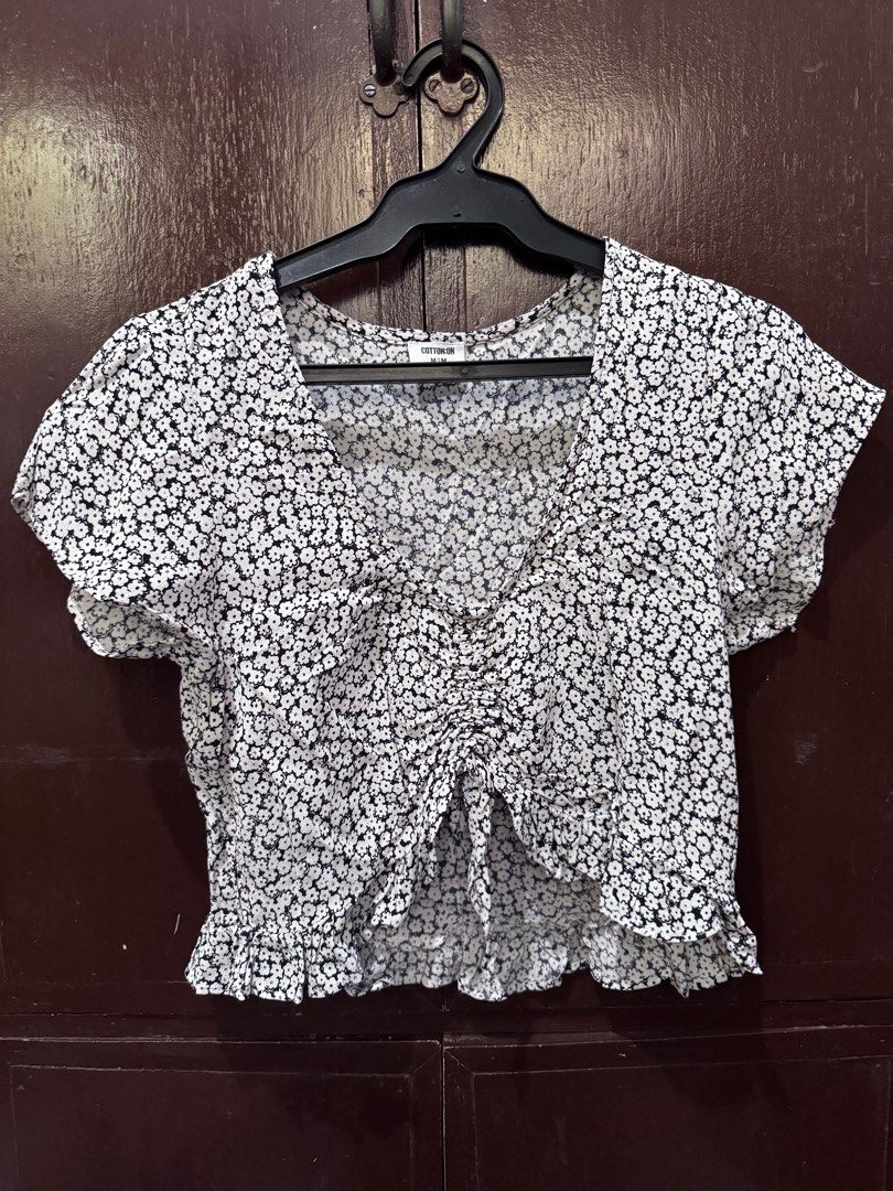 Cotton On Crop Top (Category: Others Tops) located in Mandaluyong City. Submitted by ksc_stuff (Listing ID 1374712228, Image 1). Description: Floral.