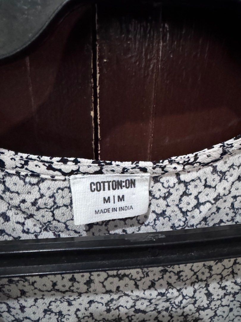 Cotton On Crop Top (Category: Others Tops) located in Mandaluyong City. Submitted by ksc_stuff (Listing ID 1374712228, Image 2). Description: Floral.