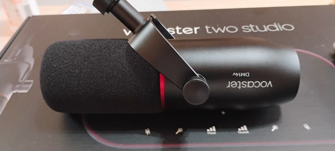 由 sartrio (刊登 ID 1374799642，圖片 2) 提交，位於 台北市 (Taipei) 的 Focusrite Vocaster Two Studio 錄音套組 不包含耳機 (類別：麥克風)，說明：商品與2025年四月份至五月份左右購買 內容包含： DM14V麥克風 Vocaster Two 錄音介面 卡農線材 以下幾點，麻煩您詳細閱讀再確認是否要購買喔！ 1.由於是從日本的SoundHouse購買的因此無保固也無保修 2.不包含耳機 3.另外請注意⚠️ 錄音介面連接到麥克風的插口跟線有點接觸不良，有時會有突然斷連接的問題 耳機在監聽時無法將麥克風的音量靜音 也就是說耳機在連接錄音介面時如果麥克風開啟聲音 那就一定會時時刻刻聽到麥克風錄製的聲音 沒辦法只單獨聽到電腦端的聲音喔！ 要是以上幾點您評估後能夠接受再購買喔 非常感謝您的合作及配合 。