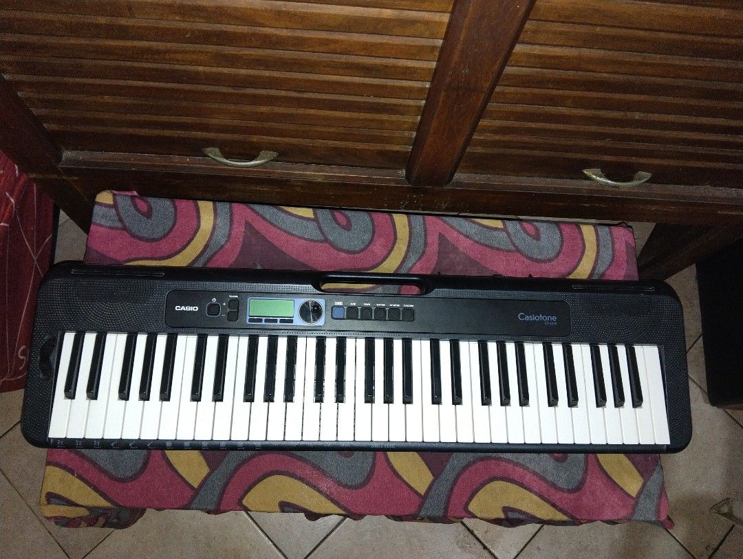 For Sale: Casio CTS-300 Keyboard (Category: Musical Instruments) located in Paranaque City. Submitted by saltimbol (Listing ID 1374719544, Image 2). Description: Casio CTS-300 Keyboard Piano Purchased 2 years ago pero di na ginagamit ng kapatid ko. Sayang din. All keyboard functions and sounds are in good condition. Walang issue yung keys. Can also be powered using 6 AA Batteries for 15 hours straight. Kakatest ko lang. Sobrang gaan. Will include