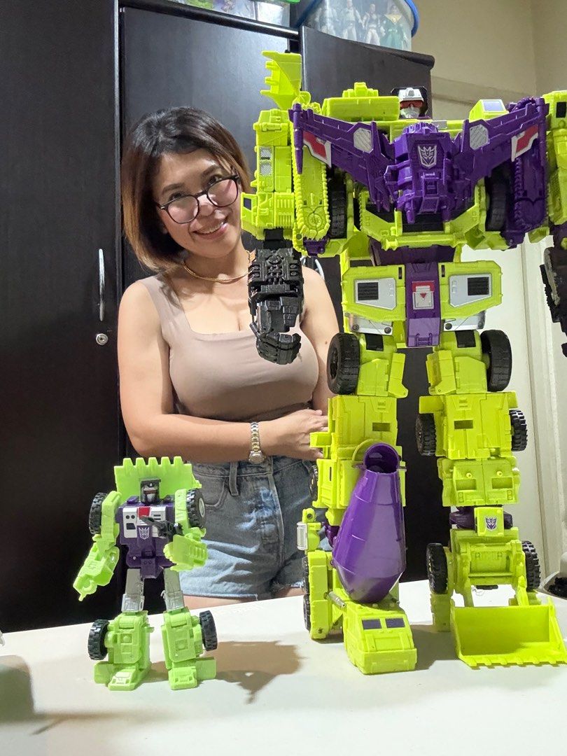 For sale Combiner wars devastator (Category: Action & Battle Toys) located in Makati City. Submitted by lynrtw (Listing ID 1370981095, Image 1). Description: For Sale Transformers Combiner Wars Devastator P 20,000.00 - complete - good condition - in terms of size individual figure is leader class (not deluxe class) - for more indepth info about the figure, kindly google the rest of the details.