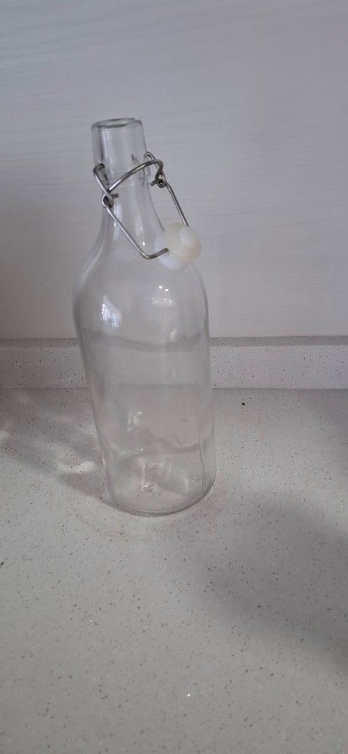 Glass bottle65074089659395111