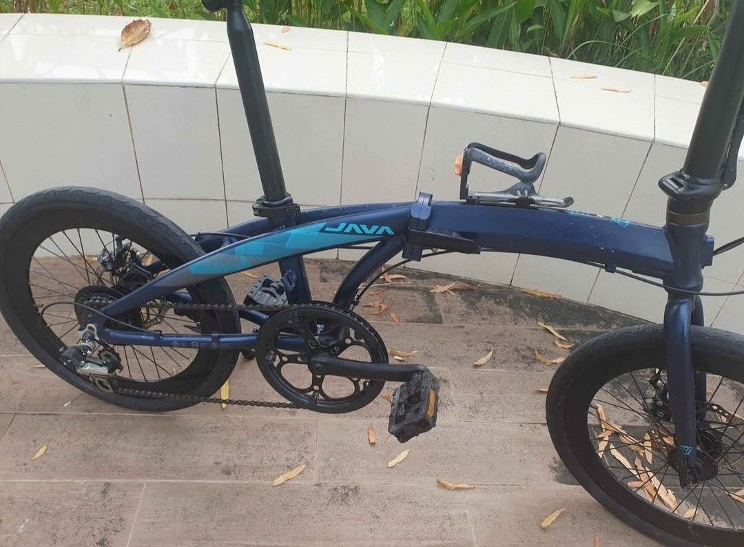 Java foldable bicycle (Category: Bicycles) located in Singapore. Submitted by energy_crystals (Listing ID 1374826000, Image 3). Description: Java Road Bike – S$250 Fast Deal Letting go of my Java road bike, still in good shape. Suitable for new riders, casual cyclists, or commuting to school or work. Original retail price was around $499–$599. Bike has some rust and scratches, but barely used and always kept indoors. #JavaZelo #JavaZeloV2 #UsedBi