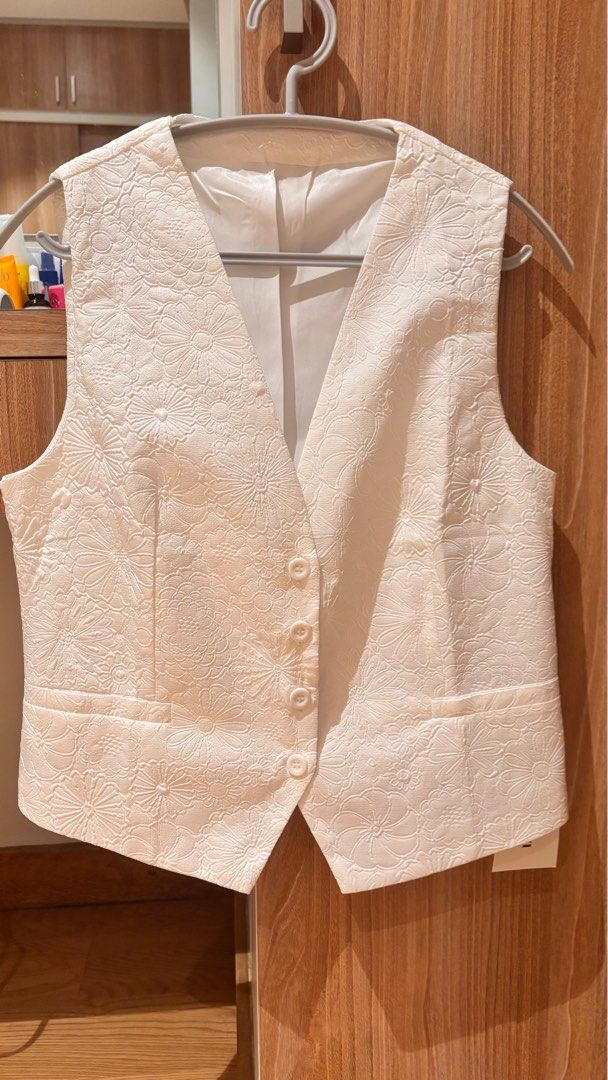 Love, Ara Floral Vest (Category: Sleeveless) located in San Pedro. Submitted by rissy0205 (Listing ID 1374813254, Image 1). Description: Brand new with tags.
