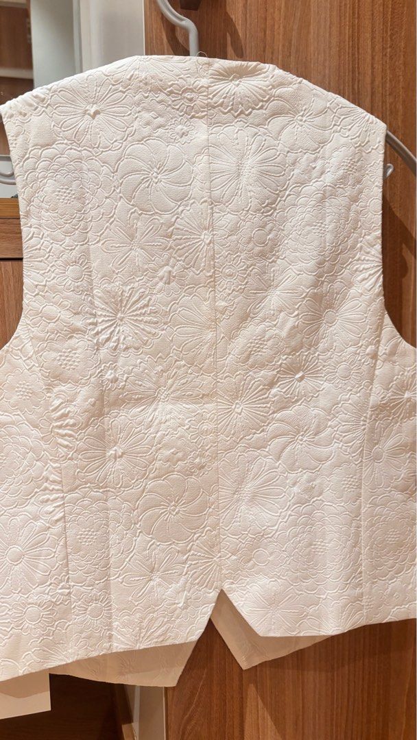 Love, Ara Floral Vest (Category: Sleeveless) located in San Pedro. Submitted by rissy0205 (Listing ID 1374813254, Image 2). Description: Brand new with tags.