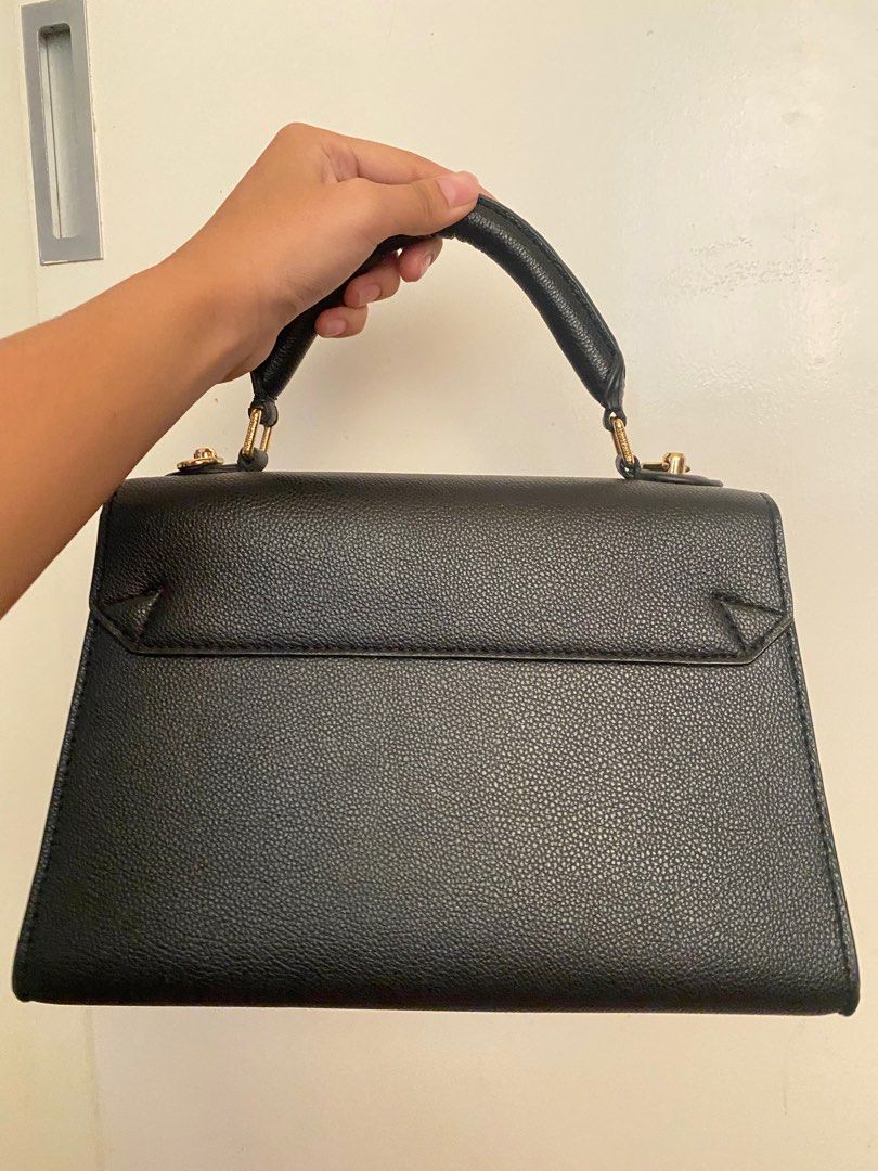 Lv bag twist mm (Category: Luxury Bags & Wallets) located in Bustos. Submitted by crimsonfinds (Listing ID 1374790715, Image 2). Description: Used twice! No issues Good as new<33 With sling.