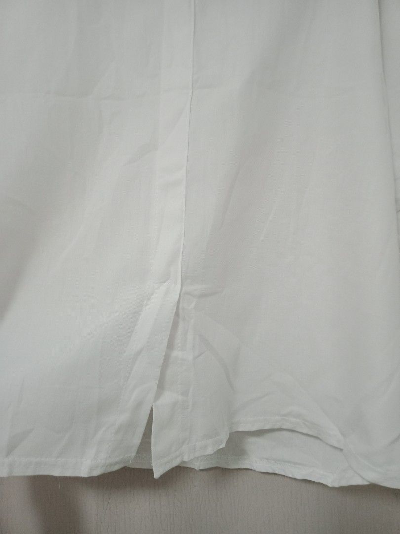 made in Korea Minimalist white blouse (Category: Blouses) located in Singapore. Submitted by 2018sparkjoy (Listing ID 1374760548, Image 2). Description: Brand new without tag Bought in Korea but never use Simple minimalist pull over white top that can match with any bottoms casual or office wear. PTP: 25" Length: 25" ⚫⚫.