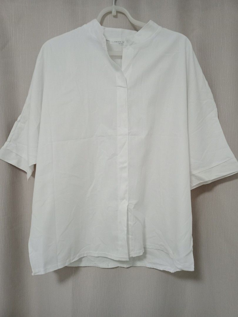 made in Korea Minimalist white blouse (Category: Blouses) located in Singapore. Submitted by 2018sparkjoy (Listing ID 1374760548, Image 1). Description: Brand new without tag Bought in Korea but never use Simple minimalist pull over white top that can match with any bottoms casual or office wear. PTP: 25" Length: 25" ⚫⚫.