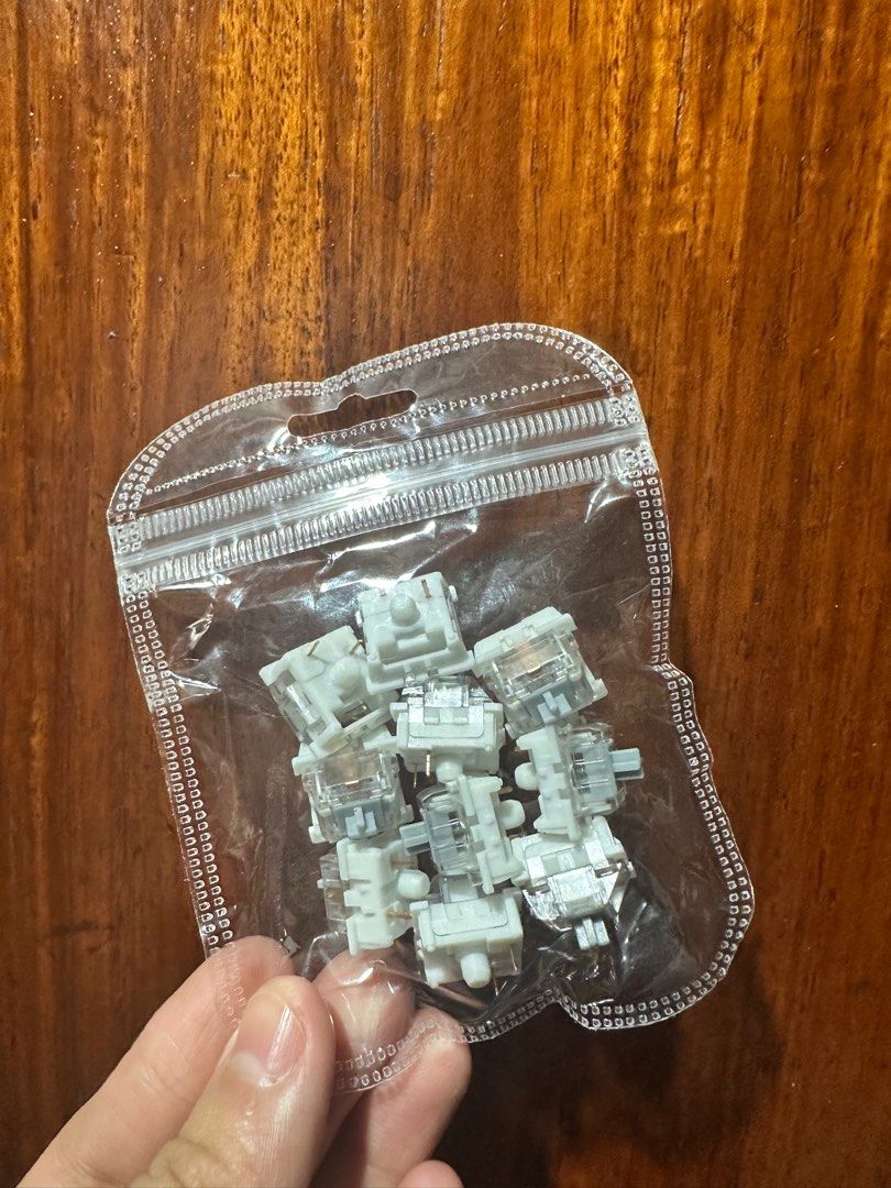 OUTEMU Mechanical Keyboard Silent Switch (10pcs) ONHAND (Category: Computer Keyboard) located in Manila. Submitted by tzdnstuff (Listing ID 1374747317, Image 1). Description: OUTEMU SILENT SWITCH (Not lubed) - legit for spacebar and enter niyo, kahit di lubed silent tlaga sya. Rfs: Napadami ang bilis gusto pa ng ibang kind of switch If you want more than 10pcs negotiable but +P10/pc For meet up: Alabang/Divisoria.