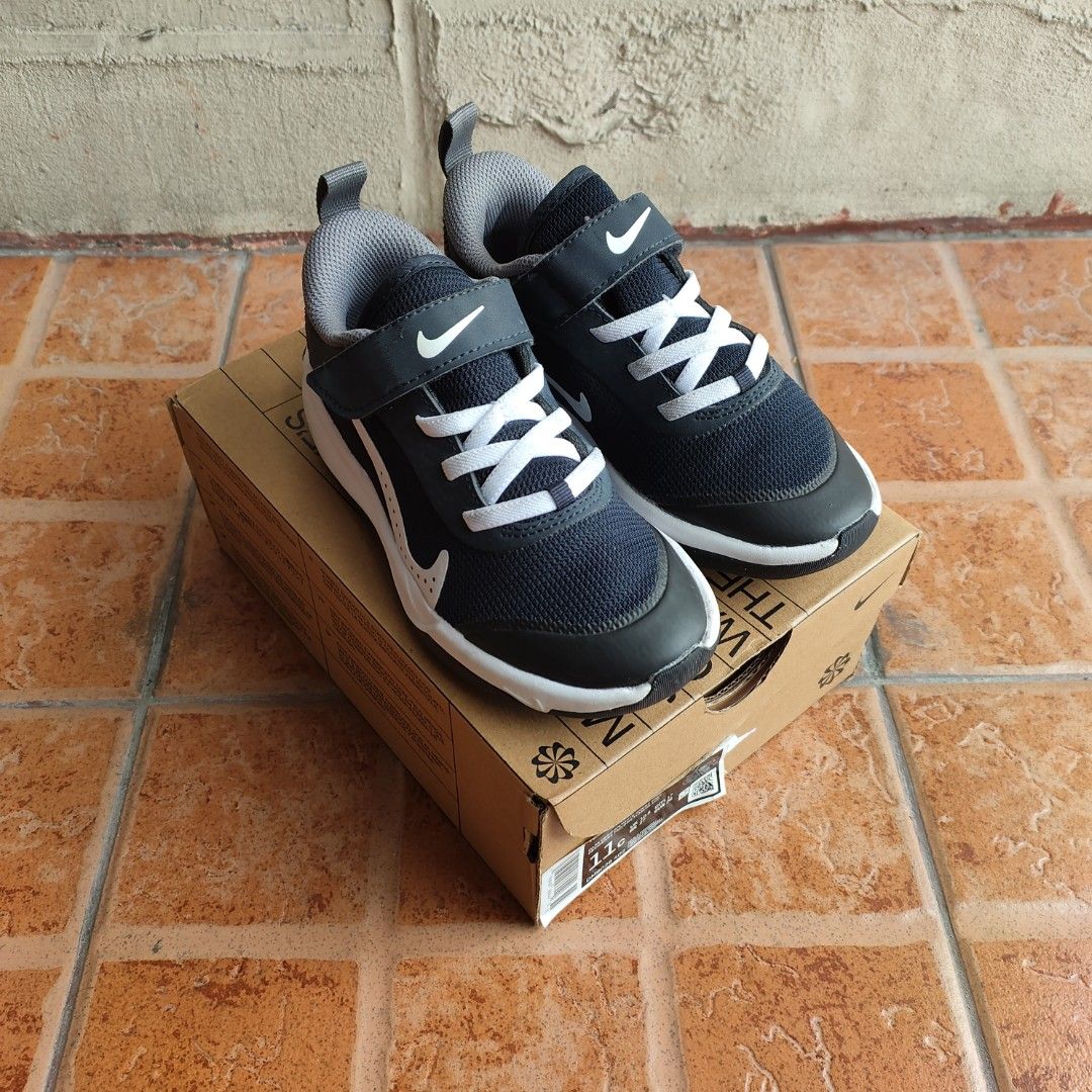 NIKE OMNI MULTI-COURT (KID'S) (Category: Babies & Kids Fashion) located in Quezon City. Submitted by ukayph09 (Listing ID 1374740047, Image 1). Description: NIKE OMNI MULTI-COURT YOUNGER KID'S SHOE'S 4 TO 5 YRS OLD (WITH BOX) NO ISSUE GOOD AS NEW💯 ₱995 𝗡𝗔𝗦𝗔 𝗣𝗜𝗖𝗦 𝗡𝗔 𝗣𝗢 𝗟𝗔𝗛𝗔𝗧🤝 (PAKI ZOOM PO LAHAT🤳) Meetup👇 Victoria Tower D, Mother Ignacia Ave., Brgy. Paligsahan, Diliman, Quezon City MOP:𝘽𝙋𝙄 ONLINE WALLET:📌(𝙈𝘼𝙔𝘼 𝙊𝙉𝙇𝙔
