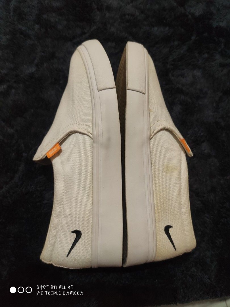 NIKE WOMEN'S COURT ROYAL SLIP ON (Category: Sneakers) located in Taguig. Submitted by mcsprelovedshop (Listing ID 1374844866, Image 2). Description: NIKE WOMEN'S COURT ROYALE SLIP ON UK 6 36.5 EURO 23 CM issue-madumi lng labhan nio n alang ulit ->no original insole ->mas maganda pag slim lng ung paa ng magsusuot ->799 + shipping fee ->pm for details.