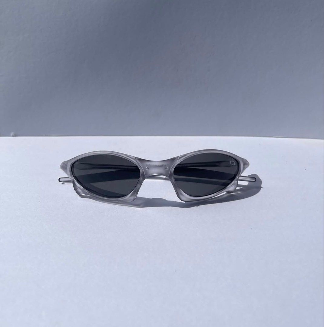 OAKLEY SUNGLASS (Category: Sunglasses & Eyewear) located in Manila. Submitted by twv6k6fxbj58656 (Listing ID 1374870705, Image 2). Description: Sunglass.