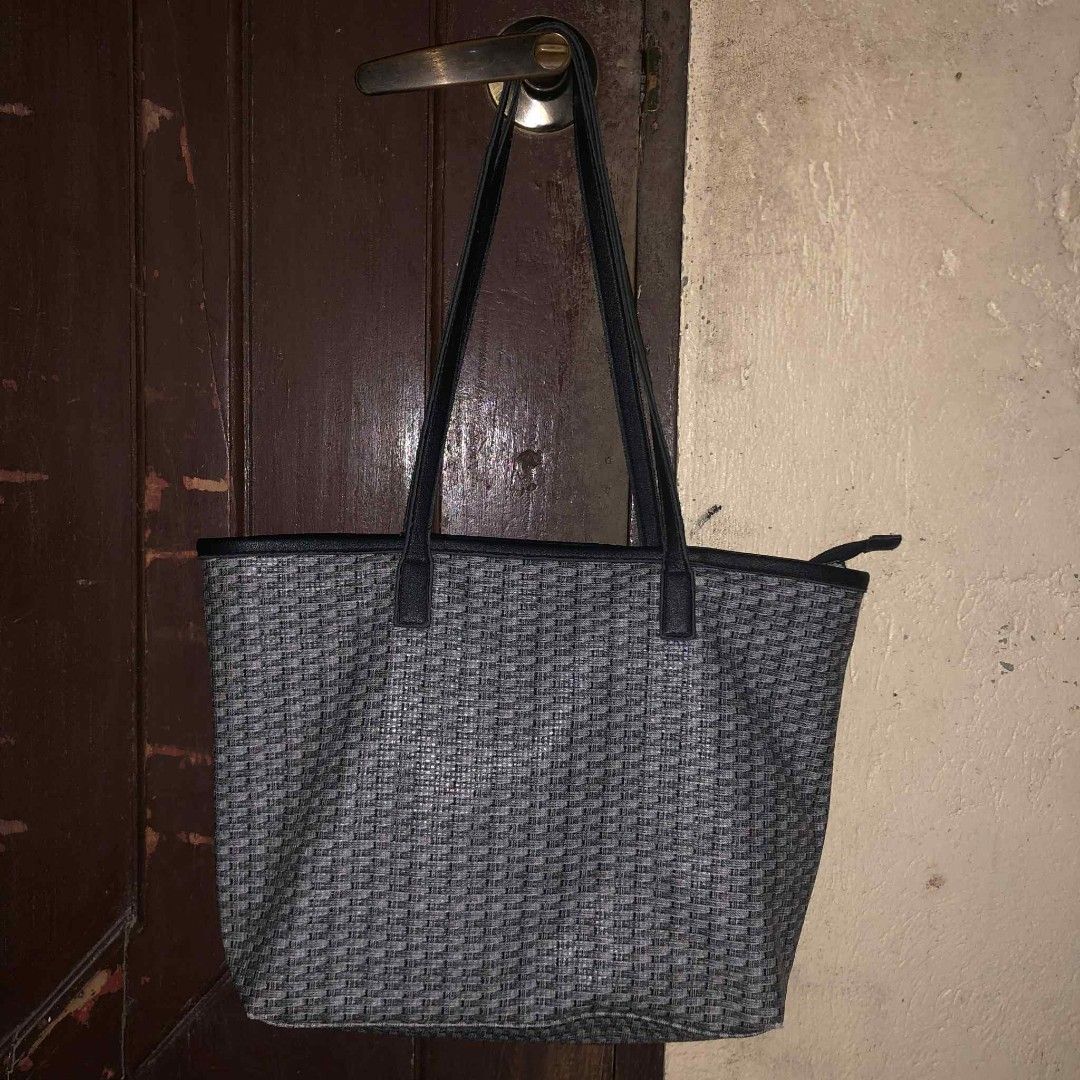 Parisian Tote Bag / Office Bag (Category: Tote Bags) located in Marikina City. Submitted by psychedelicpink (Listing ID 1374883176, Image 1). Description: .