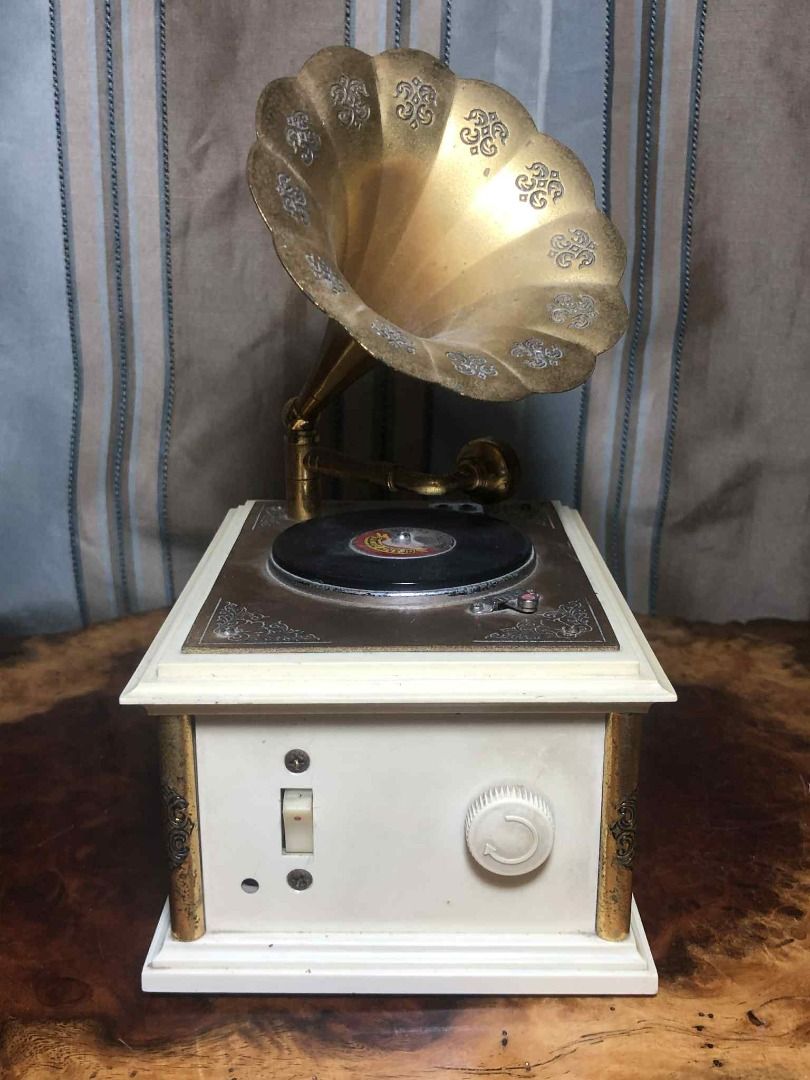 Phonograph-style flip clock (Category: Clocks) located in Davao. Submitted by antiquesandvintagestuffsPH (Listing ID 1374831135, Image 1). Description: Made in Japan clock and alarm are in very good working condition 1x size c battery This is not a record player! this is a Flip clock with a record player design!.