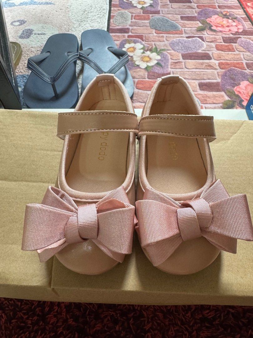Pink shoes (Category: Babies & Kids Fashion) located in Singapore. Submitted by shop.joylicious (Listing ID 1374793239, Image 1). Description: China size 24 .