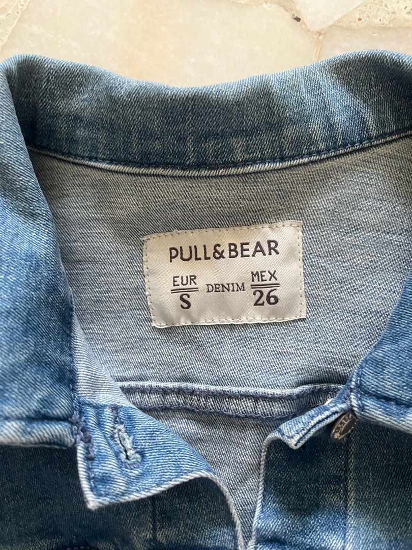 Pull & Bear Denim Jacket (Category: Coats, Jackets and Outerwear) located in Singapore. Submitted by user711 (Listing ID 1374714548, Image 1). Description: .