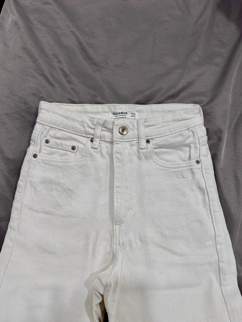 Pull & Bear Jeans (Category: Jeans & Leggings) located in Kuala Lumpur. Submitted by preloved___ok (Listing ID 1374825521, Image 1). Description: .