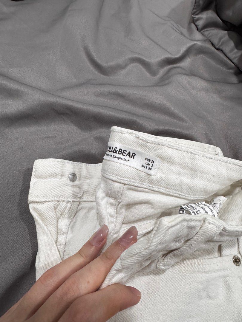 Pull & Bear Jeans (Category: Jeans & Leggings) located in Kuala Lumpur. Submitted by preloved___ok (Listing ID 1374825521, Image 2). Description: .